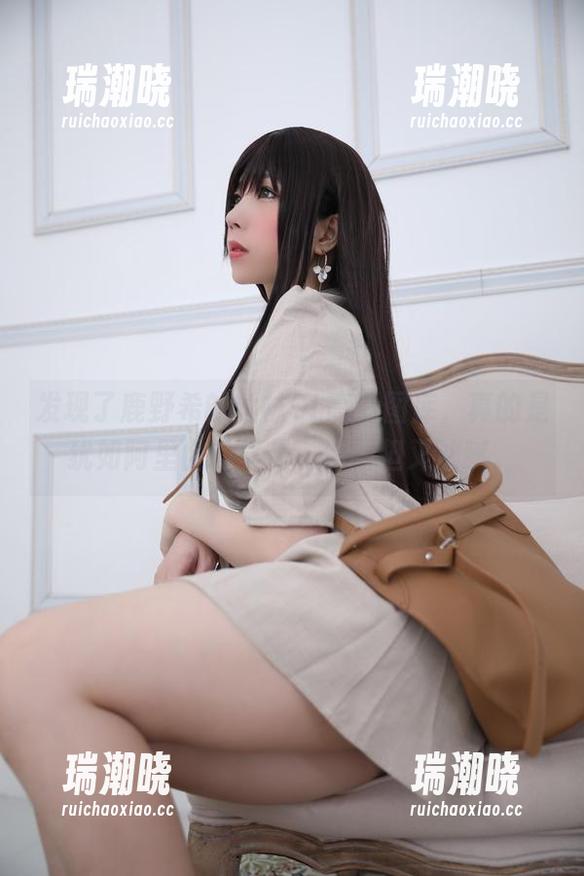 发现了鹿野希的丝袜OL高清图库，真的是犹如阿里山的早晨，清新但又油腻。